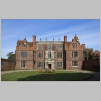 Castle Bromwich Hall, photo by Tony Hisgett on Wikipedia.jpg