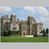 Charlton Park House, photo by gentlebird on Wikipedia.jpg