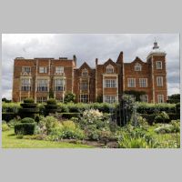 Hatfield House, Hertfordshire, photo by Acabashi on Wikipedia.jpg
