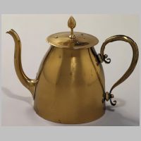 Voysey, Brass teapot, photo on meisterdrucke.com,.jpg